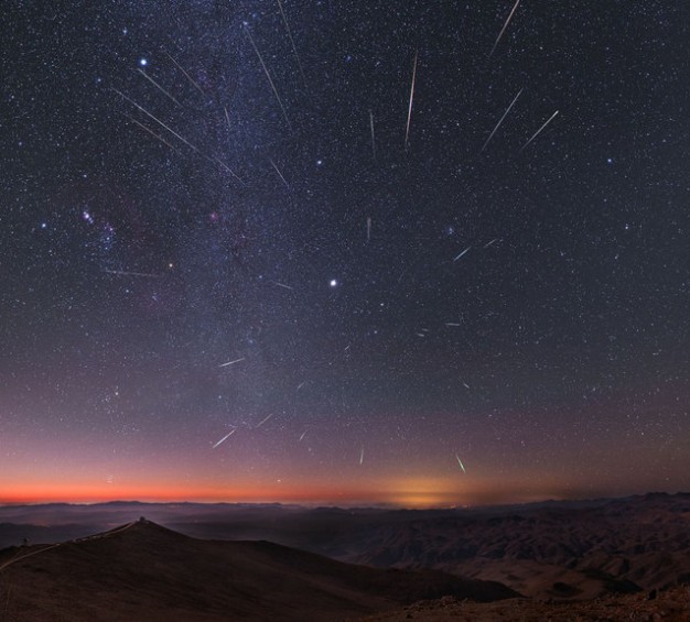 一年一度的双子座流星雨在12月13号和14号在地球上如雨点般降临。流星后面的天空中，木星显得格外耀眼，银河系中心带垂直显示于图片左边，而粉红色的猎户座大星云则位于更左侧。