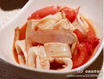 【茄汁鱿鱼】油加少许黄油，油热下姜丝和蒜末，炒香；下西红柿和洋葱炒到变成茄汁，下干白煮成汁，下黑胡椒碎，盐；下鱿鱼段，炒至变色熟，加少许白糖。