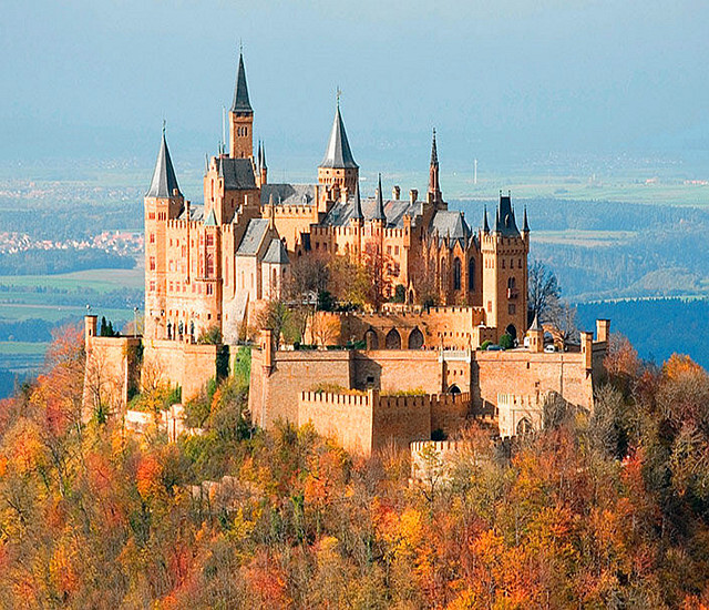 霍亨索伦城堡（Burg Hohenzollern）是德国南部最著名的两大城堡之一，与巴伐利亚州的新天鹅堡齐名。在德国之外，霍亨索伦城堡也位居欧洲五大和世界十大城堡之列。