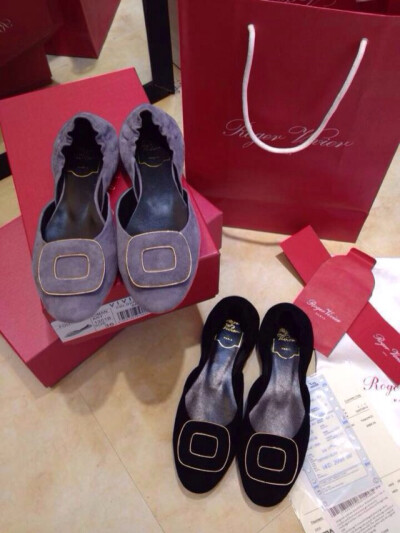 Roger Vivier 只做高端货2014专柜最新秋款非普通市面版本 原版开模金属扣顶级羊婛面料 羊皮内里垫脚 高端真皮大底 可比专柜细节 全套包装 size:35-39 即便鞋子堆积如山，这样的RV也绝不多余。530