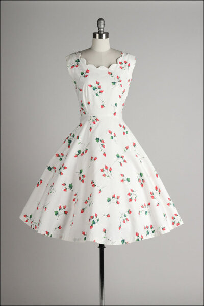 vintage 1950s dress . white cotton . pink flower bud print . scalloped collar . 4447 复古小礼裙。曦 @晨曦小径