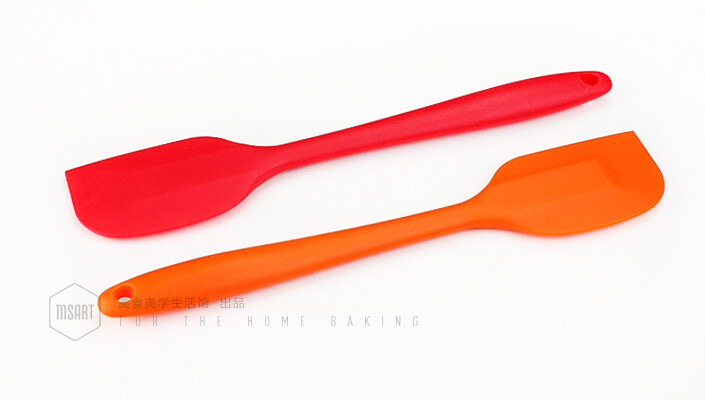 Rubber Spatulas, 橡皮刮刀、抹刀 a staple in most kitchens .有钢芯、一体化，耐高温，前部分带软，能刮掉碗边剩余的奶油。这就是好用、不容易滋生细菌的好帮手啊~ Found in 美食美学烘焙店