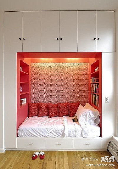 很方便，沙发、衣柜、床、书架，真不愧是小空间大利用。