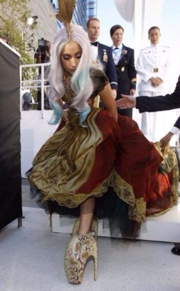 MTV 音乐录影带颁奖礼的红毯上，Lady Gaga 一袭长裙来自Alexander McQueen的遗作，脚上超过20公分的犰狳鞋则是设计师今年春夏的惊世之作