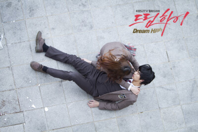 金秀贤、裴秀智主演的励志青春歌舞电视剧。《Dream High》的剧情内容围绕背景性格各异的几个孩子们进入艺校学习并一起奋斗竞争向着世界巨星的梦想前进的过程展开。