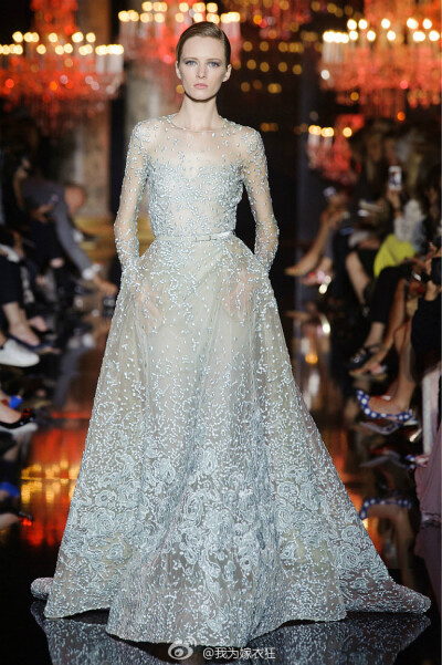 ELIE SAAB 2014秋冬高订婚纱礼服，轻灵的珍珠白刺绣薄纱，流光异彩的梦境。