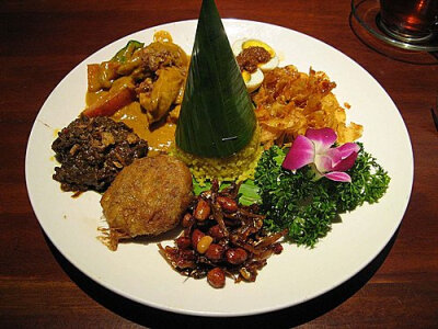 杂锦饭(Nasi Campur)，这一道菜，因为很像是招牌板的丰盛，特别能抚慰驴友肌渴的肠胃。跟招牌饭一样，各餐馆各有特色。通宵在肉类方面，会有鸡肉或是沙爹，配上橘子汁四季豆、炸黄豆块、蛋和特制辣酱。丰盛极了!来源…