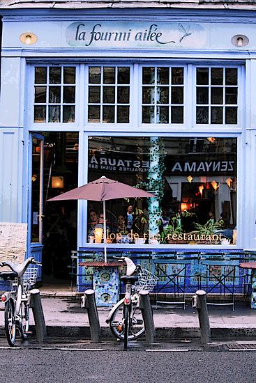 坐在伦敦的咖啡店里，等待一场邂逅。