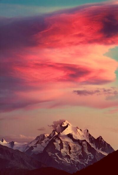 傍晚的瑞士山，瑰丽的云海。