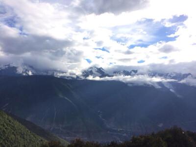 没赶上清晨的第一缕阳光照到梅里十三峰 有幸看到日落时分 in 梅里雪山 德钦飞来寺