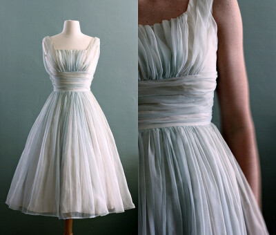 Vintage dress- reminds me of the dress Liesel wears in The Sound of Music 复古小礼裙。曦