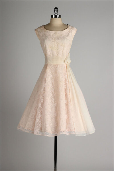 vintage 1950s dress . blush lace . chiffon sash . full skirt . 4451 裸粉色复古小礼裙。曦