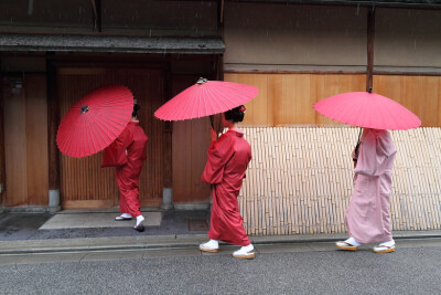 京都祇園甲部----下雨天，艺妓们会穿上这样的羽织避免弄脏和服。