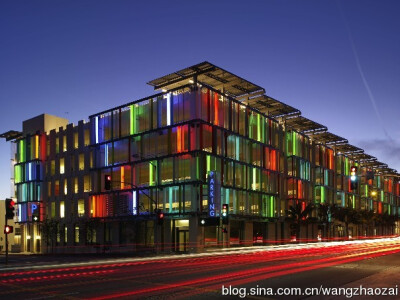 美國加州聖莫尼卡城市政中心停車場（Santa Monica Civic Center Parking Structure），是美國首座LED停車場，成為公共建築節約能源，保護環境的綠建築領頭羊。