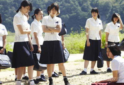 《热血青春》是于2014年1月23日上映的韩国电影。此电影以80年代初的忠清道为背景，因此演员们在电影里都说著忠清道方言。这是一部包含青春、幽默、浪漫的爱情电影，描述青年们充满欢笑和感动的成长经历，展现出八十…