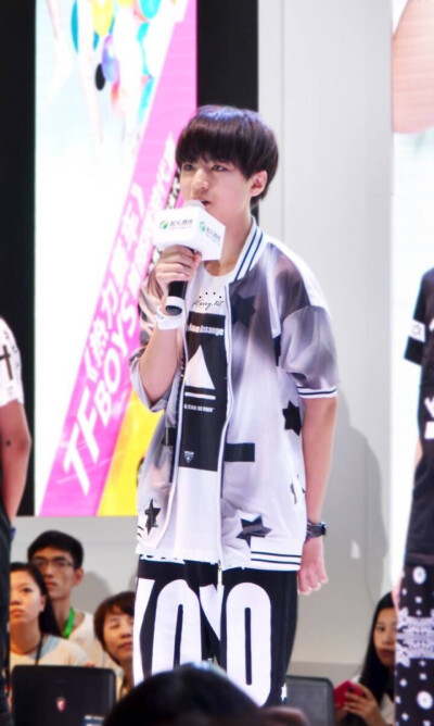 #王俊凯 #TFBOYS王俊凯 2014.08.01上海chinajoy热力赛车展高清1p，持续更新