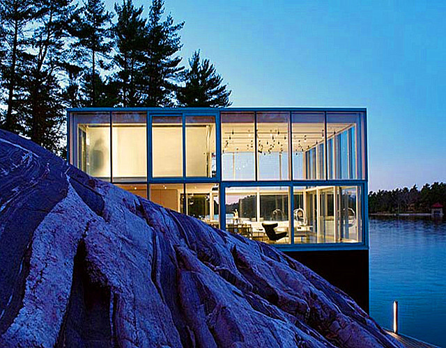 其本身坐落在湖边,当夜幕降临时就会看见一个漂亮的灯笼在湖边闪耀.