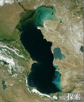 : 里海Caspian Sea ，在俄罗斯联邦和伊朗北部之间的南部地区，流淌着地球上最大的内陆湖——里海。里海的南面和西南面被厄尔布尔士山脉和高加索山脉所环抱，其他几面是低平的平原和低地。南北长约1200公里，是世界最长及唯一长度在千公里以上的湖泊。大小几乎与波罗的海相当，规模为亚速海的10倍，相当全世界湖泊总面积的14％，这是一个由于550万年前大陆漂移形成的咸水内陆湖泊，以1025米的深度位居世界上第三深湖。里海有大量的鲟鱼，以及特有里海白鱼，里海罗奇，里海鲂以及一系列的稀有品种的鲑鱼。里海的能源非常丰富，石油估价超过12万亿美元。