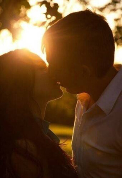 我相信这个世界上一定会有一个你爱的人，他会穿越这个世间汹涌的人群，一一地走过他们。捧着满腔的热和沉甸甸的爱，走向你，抓紧你，你要等。