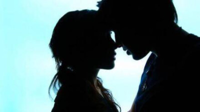 我相信这个世界上一定会有一个你爱的人，他会穿越这个世间汹涌的人群，一一地走过他们。捧着满腔的热和沉甸甸的爱，走向你，抓紧你，你要等。