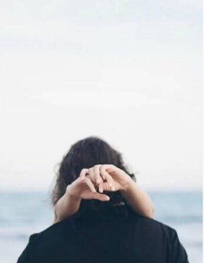 我相信这个世界上一定会有一个你爱的人，他会穿越这个世间汹涌的人群，一一地走过他们。捧着满腔的热和沉甸甸的爱，走向你，抓紧你，你要等。