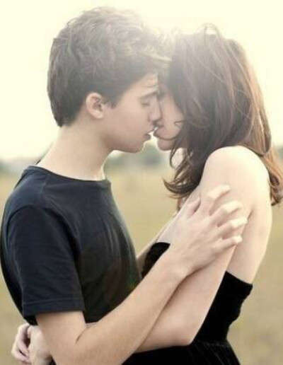 我相信这个世界上一定会有一个你爱的人，他会穿越这个世间汹涌的人群，一一地走过他们。捧着满腔的热和沉甸甸的爱，走向你，抓紧你，你要等。