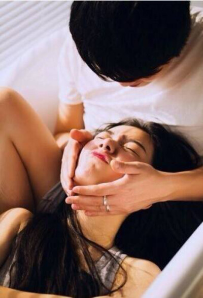 我相信这个世界上一定会有一个你爱的人，他会穿越这个世间汹涌的人群，一一地走过他们。捧着满腔的热和沉甸甸的爱，走向你，抓紧你，你要等。