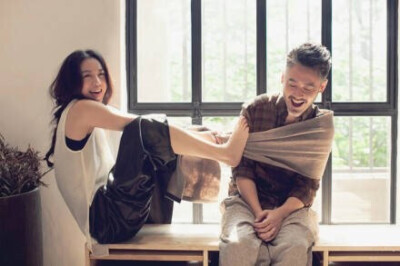 我相信这个世界上一定会有一个你爱的人，他会穿越这个世间汹涌的人群，一一地走过他们。捧着满腔的热和沉甸甸的爱，走向你，抓紧你，你要等。