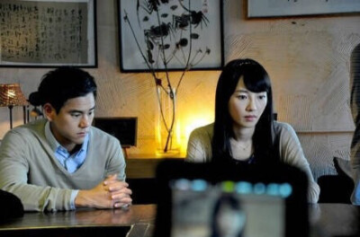 我相信这个世界上一定会有一个你爱的人，他会穿越这个世间汹涌的人群，一一地走过他们。捧着满腔的热和沉甸甸的爱，走向你，抓紧你，你要等。