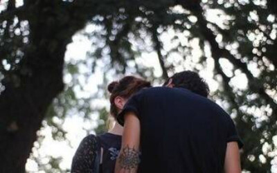 我相信这个世界上一定会有一个你爱的人，他会穿越这个世间汹涌的人群，一一地走过他们。捧着满腔的热和沉甸甸的爱，走向你，抓紧你，你要等。