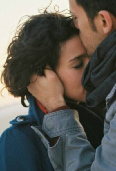 我相信这个世界上一定会有一个你爱的人，他会穿越这个世间汹涌的人群，一一地走过他们。捧着满腔的热和沉甸甸的爱，走向你，抓紧你，你要等。