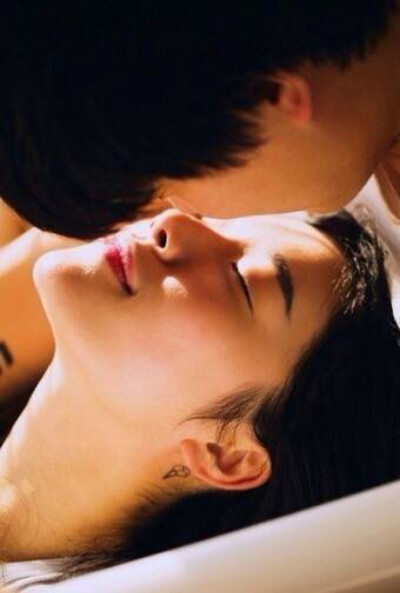 我相信这个世界上一定会有一个你爱的人，他会穿越这个世间汹涌的人群，一一地走过他们。捧着满腔的热和沉甸甸的爱，走向你，抓紧你，你要等。