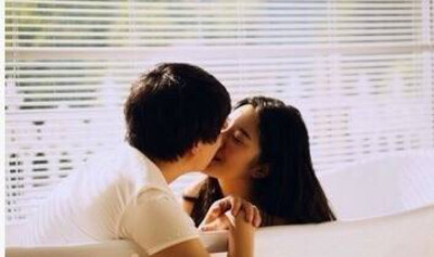 我相信这个世界上一定会有一个你爱的人，他会穿越这个世间汹涌的人群，一一地走过他们。捧着满腔的热和沉甸甸的爱，走向你，抓紧你，你要等。