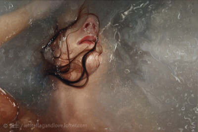 纽约最擅长画水的美女画家Alyssa Monks，水下的生活逼真到让人难以置信