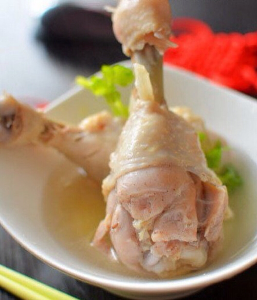 【盐水鸡腿】1.花椒和盐放在炒锅里小火炒到盐变色，然后均匀的抹在鸡腿上腌制过夜2.把鸡腿上的花椒冲洗干净，同时在压力锅内烧半锅水，能漠过鸡腿为宜，放入葱姜3.等到水烧热，放鸡腿进去，掠去表面浮沫，放点盐，然后用高压锅压15～20分钟就可以了。