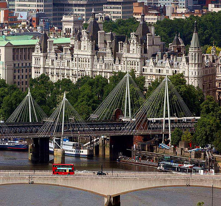 泰晤士河步道(Thames Path)，从路堤地铁站(Embankment underground station)开始，穿越金禧行人天桥，然后步行至泰晤士河南岸的塔桥。