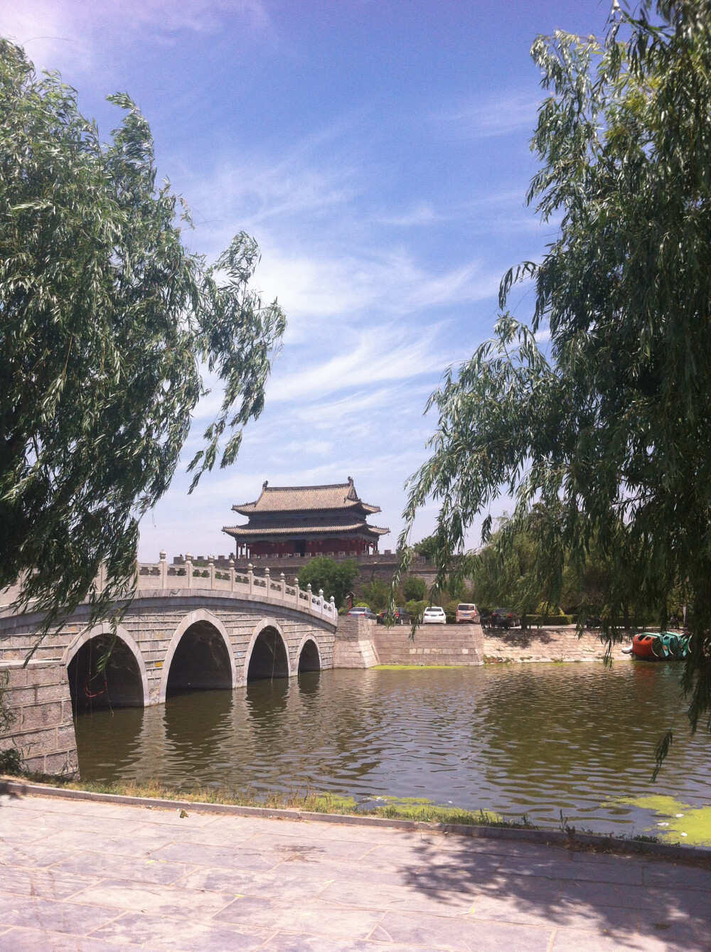 老城，蓝天，白云，还有最爱的你。