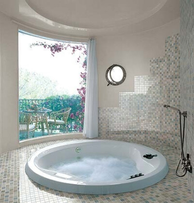 室内设计，浴室设计，观景窗，圆形浴缸