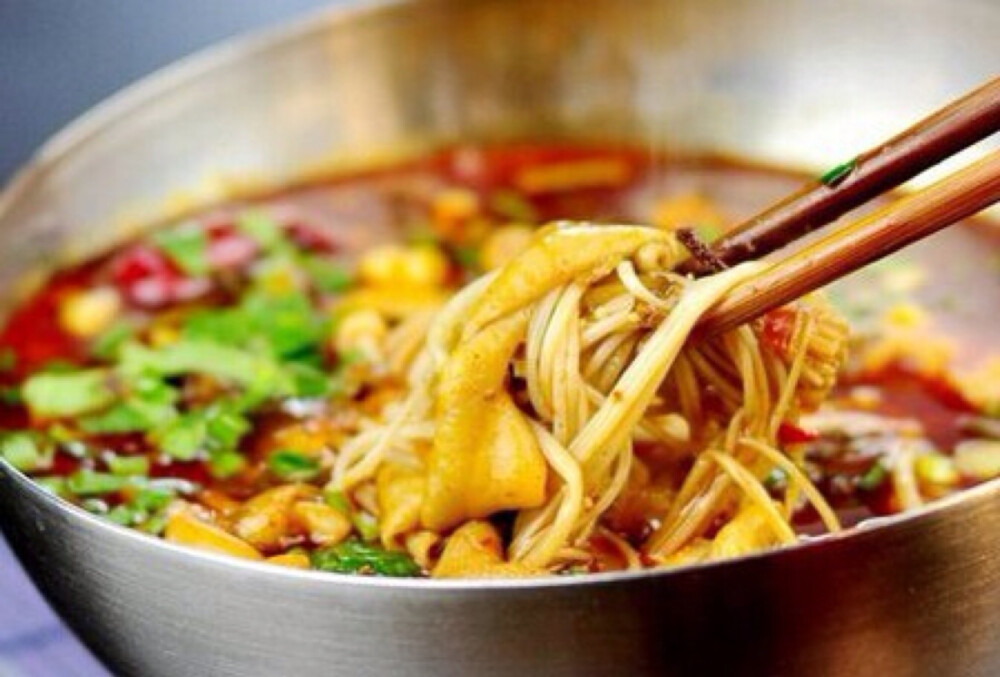 【金针冒鹅肠】鹅肠两根改刀成段.锅内加少许油五成油温下入酸菜煸炒.加入事先炒好的冒菜专用底料，加入鲜汤或清水并烧开.加入洗好的金针菇，金针菇下锅几分钟以后用漏勺捞入碗中垫底.滚开的汤料中下入鹅肠，鹅肠下锅以后用大火快速烧开.煮好的鹅肠起锅，撒上葱花和香菜花就可以上菜。