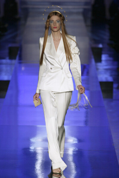 Jean Paul Gaultier SS2007 Couture在一片薄烟之中，模特们如同时尚圣者造访人间。教堂拼花玻璃的图案，钩针编织的蕾丝花边，修道士的肃穆长袍与修女的头巾，包括其他在教堂内随处可见的艺术素材，均被设计师信手拈…