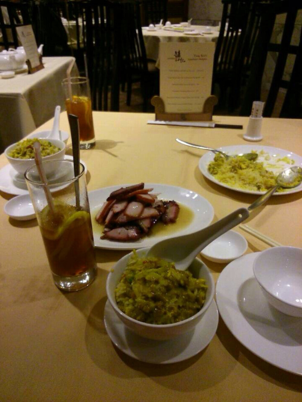 坐天星小轮到中环，走到兰桂坊，猫又拉上我去吃镛记，今日第五顿。。。也是最贵的一顿，咖喱炒饭150，叉烧145，两个柠檬茶70，10%服务费。