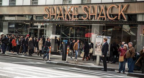 Shake Shack奶昔小屋 纽约。来这家店排队是来纽约的必要经历之一。在曼哈顿你会觉得汉堡花一点钱就有一打，但是丹尼·梅尔的奶昔小屋拥有神奇的力量，让人们愿意排队到街角，即便超过40分钟的等待时间也不足惜。奶昔小屋在10周年纪念的时候售卖限量版的汉堡，还打破了它们历史上最长的排队时间记录。by 热气球旅游网