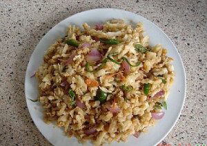 钱钱饭（分享来自东盟网www.asean168.com）是由钱钱和小米一起熬制而成，而钱钱是由黑豆在石碾上碾碎压制而成。陕北人觉得黑豆具有很丰富的营养，常说“吃一颗黑豆爬一座山”，陕北人把粥不叫粥，唤作汤，钱钱饭作为一种汤，也叫钱钱汤。