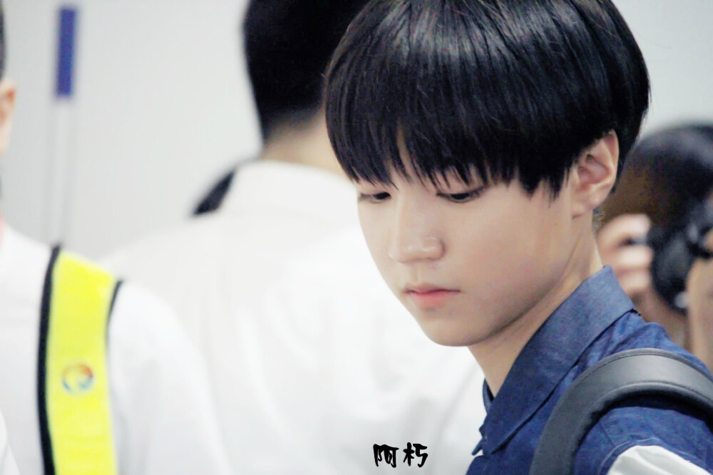 TFBOYS王俊凯 2014.8.4 北京首都机场-上海虹桥机场。cr:LOGO