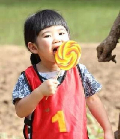 “这是村长给我的，你没有”哈哈姐姐Grace