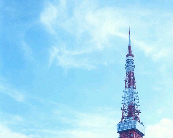 Tokyo Tower 纯净的天空加上东京塔顶，可以拿来做桌面