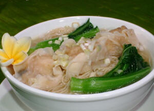 香港的鲜虾云吞面（分享来自东盟网www.asean168.com）就像上海的小笼包一样，是不得不尝的美食杰作。云吞个个有婴儿拳头大，馅全部是完整的大个鲜虾做的。面条要用鸡蛋面做成，口感筋道。汤面也十分讲究，要用猪骨、大地鱼干、虾皮熬至而成。具备了这些工艺，才可称得上是正宗的港式云吞面。