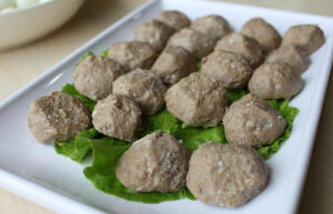 香港牛肉丸（分享来自东盟网www.asean168.com）以筋道多汁闻名，咬劲十足，在周星驰的电影《食神》被夸张到可以用来当乒乓球打。传说清顺治年间，江南王家精心研制出了特色牛丸，后王家后人辗转来到香港，牛丸也就成了香港的名小吃，甚至得到英国女王的喜爱，也称“贡丸”。牛肉丸一般与河粉一起煮食，也可以用虾仁、腰果等配料烹熘，或是佐以鹌鹑蛋、芙蓉球一起油炸，吃起来外酥里嫩，甜润可口。