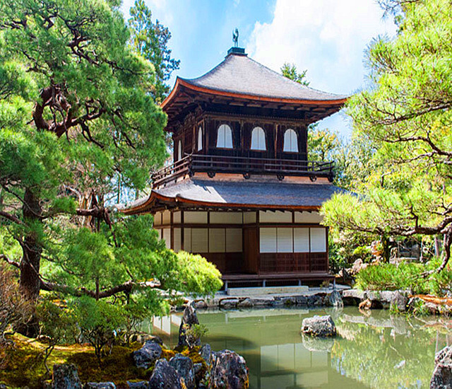 银阁寺，正式名称为“慈照寺”，属于代表东山文化的临济宗相国寺派，是公元15世纪末，当时日本的最高统治者足利义政效仿其祖父曾建造的金阁寺而下令兴建的别墅。1994年12月17日，慈照寺作为古都京都文物的一部分，被列入世界遗产名录。