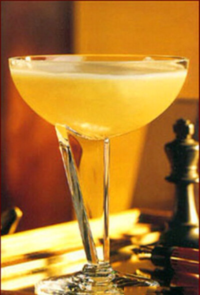 【边车Side Car】&amp;quot;鸡尾酒十杰&amp;quot;之一，凡饮用过的人无不交口称赞~带有酸甜味，口味非常清爽，能消除疲劳，所以适合餐后饮用~材料：白兰地 1.5盎司 橙皮香甜酒 1/4盎司 柠檬汁 1/4盎司 制法：将上述…